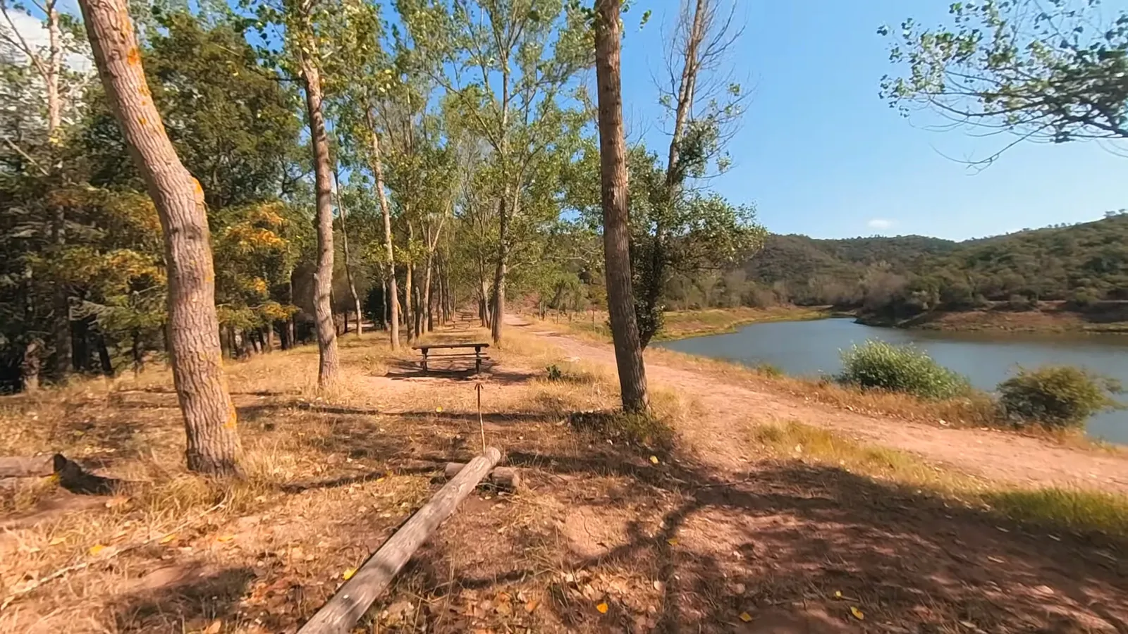 Petit lac de l'Avellan au coeur du massif de l'Esterel