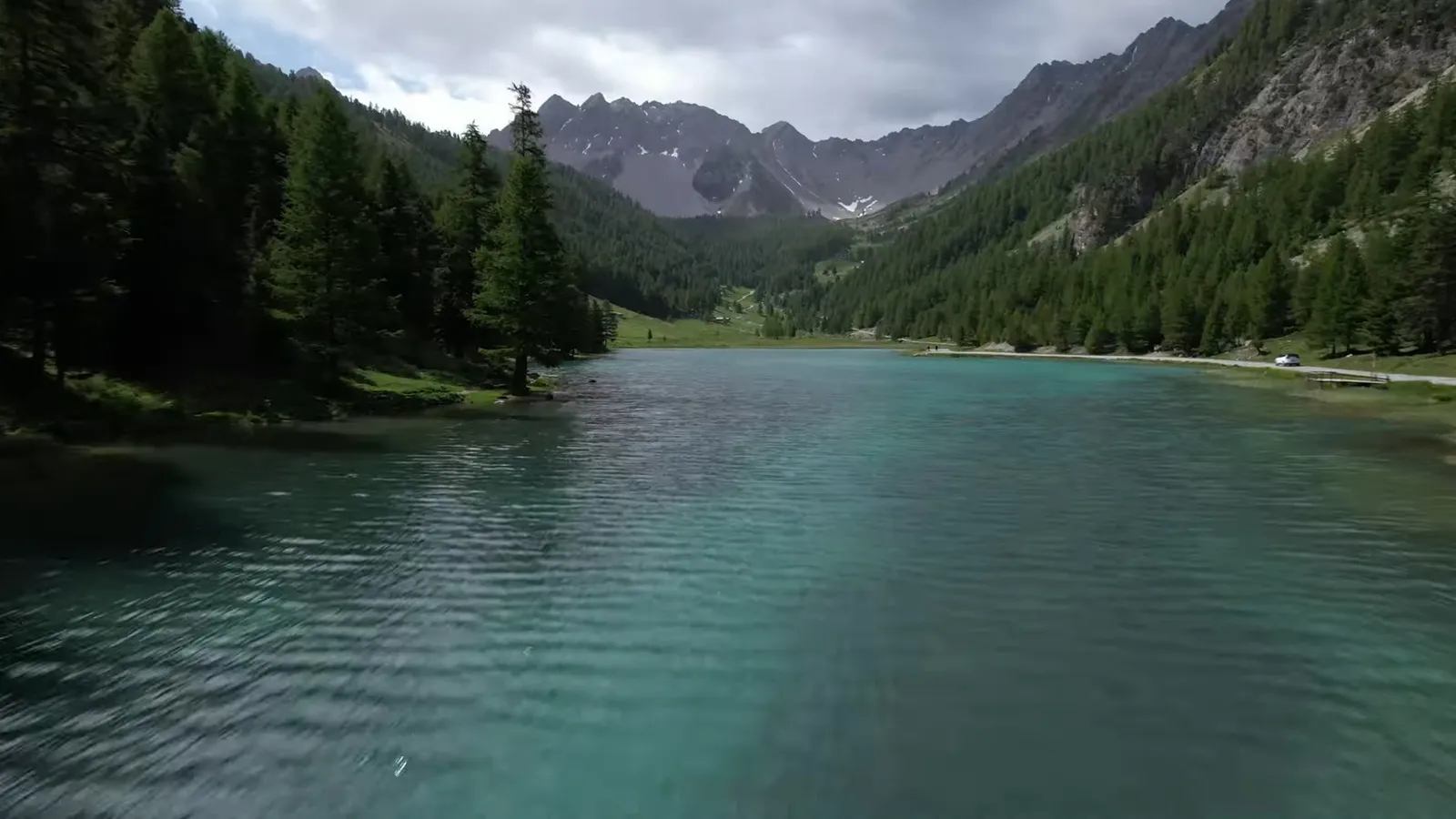 Mélèzes se reflétant dans les eaux du Lac de l'Orceyrette