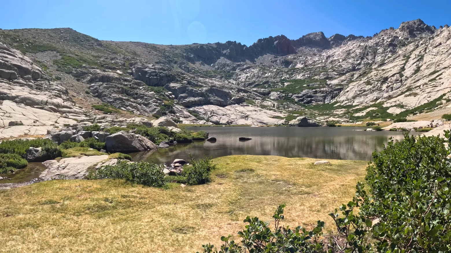 Le Lac de l'Oriente niché dans un cirque glaciaire au pied du Monte Rotondo