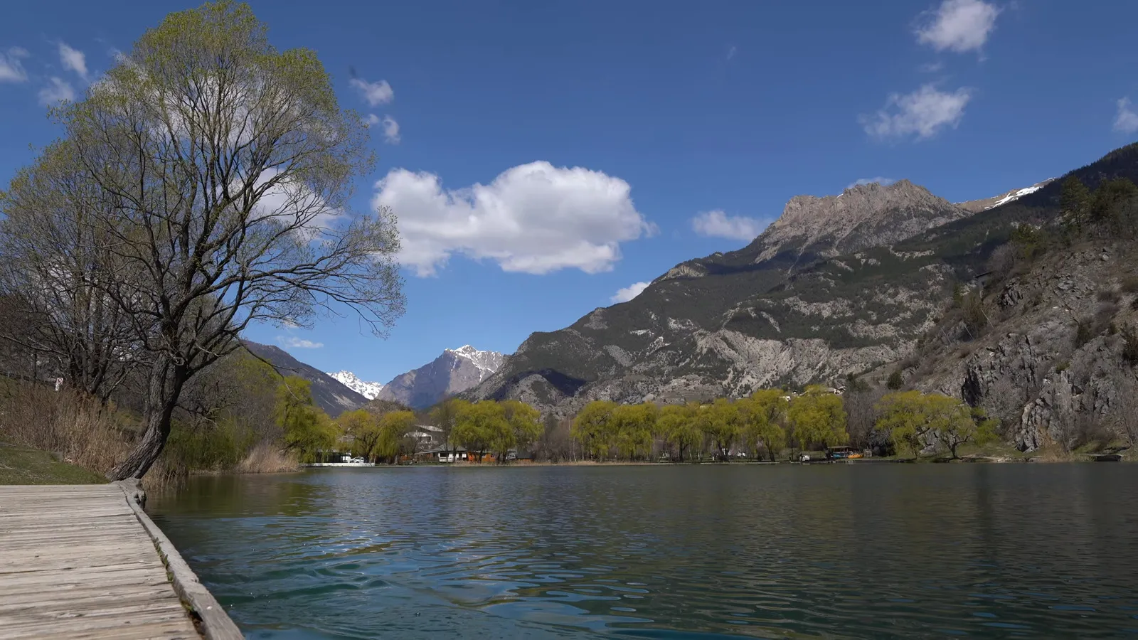 Reflet des montagnes dans l'eau émeraude du Lac de la Roche-de-Rame