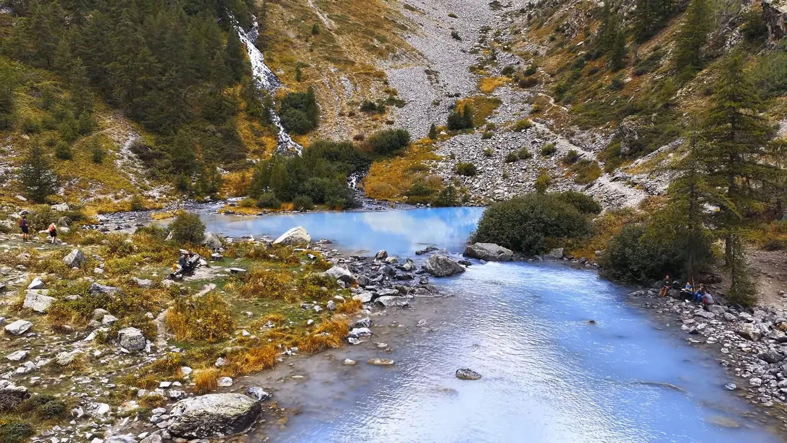Les eaux bleu laiteux du Lac de la Douche au pied des glaciers
