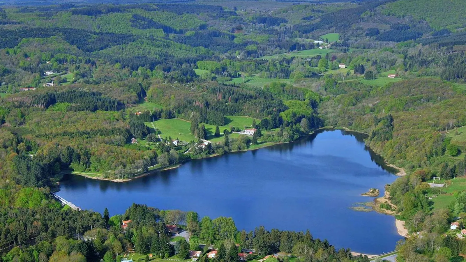 Reflets des arbres sur le Lac des Montagnès à Mazamet