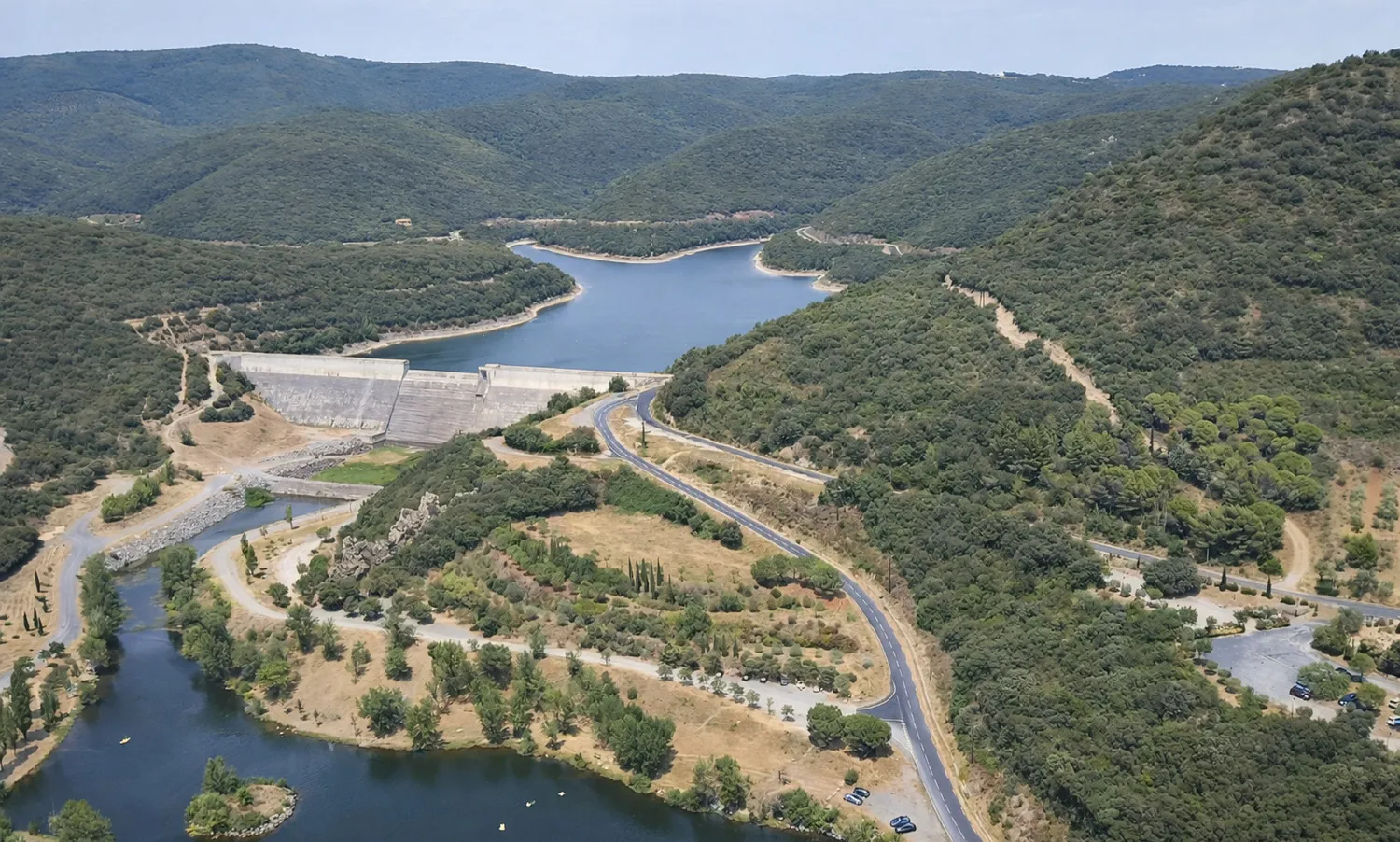 Lac des Olivettes et son barrage-poids en béton