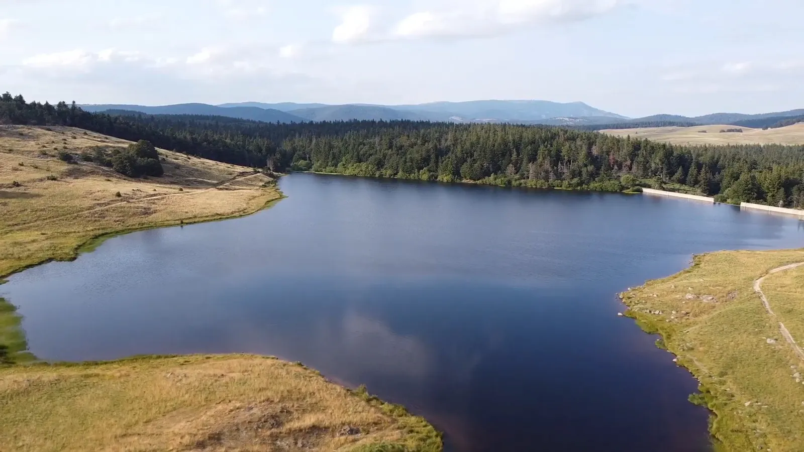 Paysage automnal du Lac des Pises dans les Cévennes