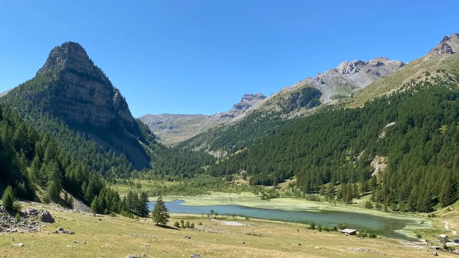 Ambiance canadienne au Lac des Sagnes en automne