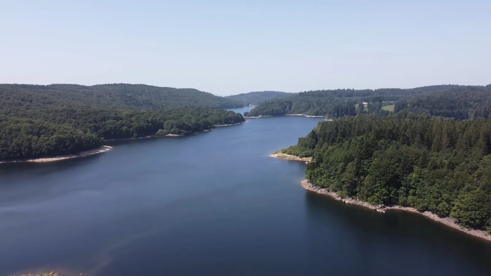 Paysage sauvage du Lac des Saints-Peyres aux airs de fjord
