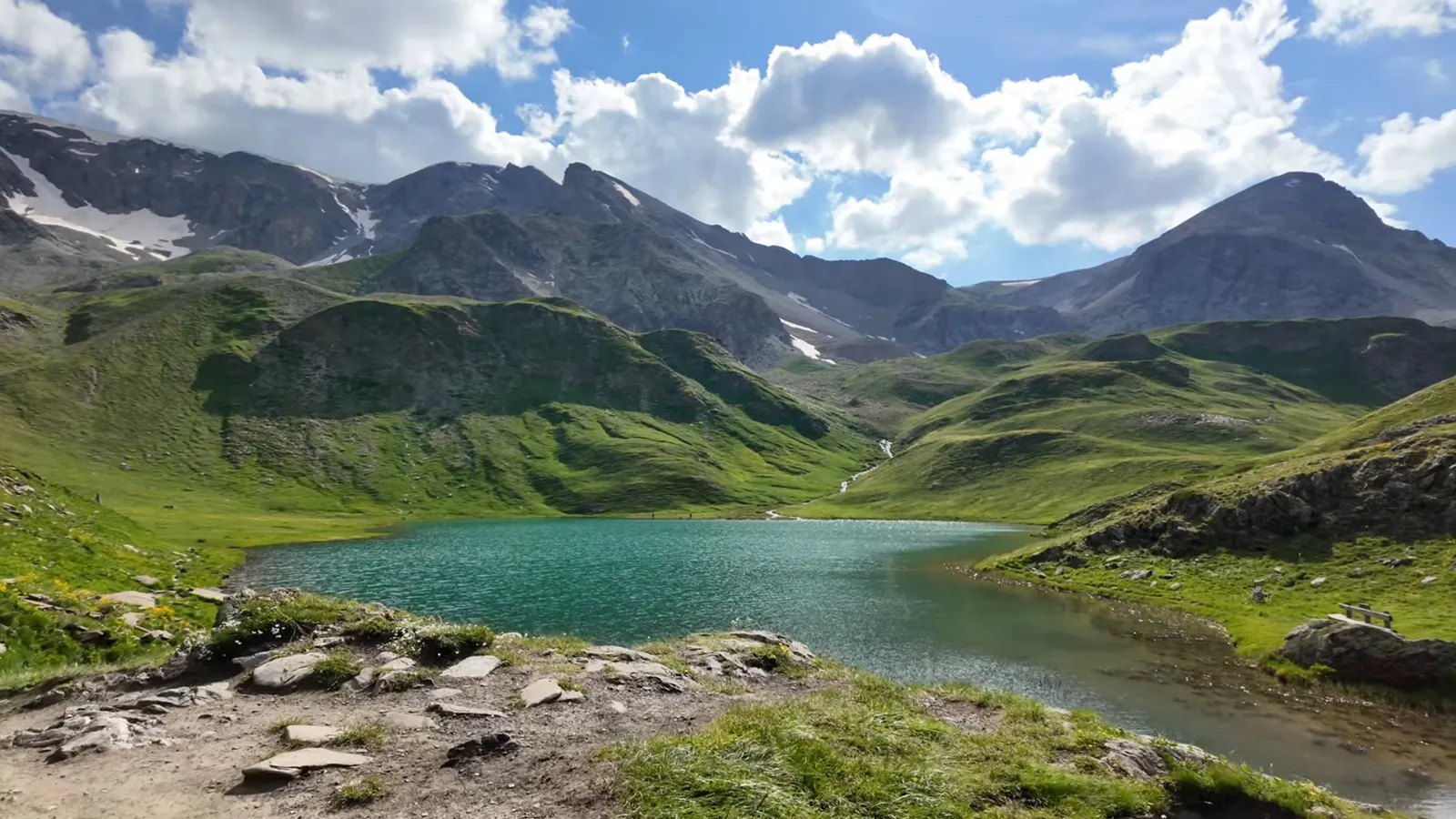 Le Lac des Cordes dans son cirque rocheux sauvage