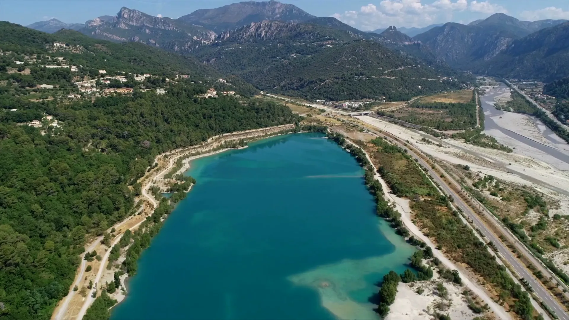 Vue panoramique du Lac du Broc avec les Alpes en arrière plan