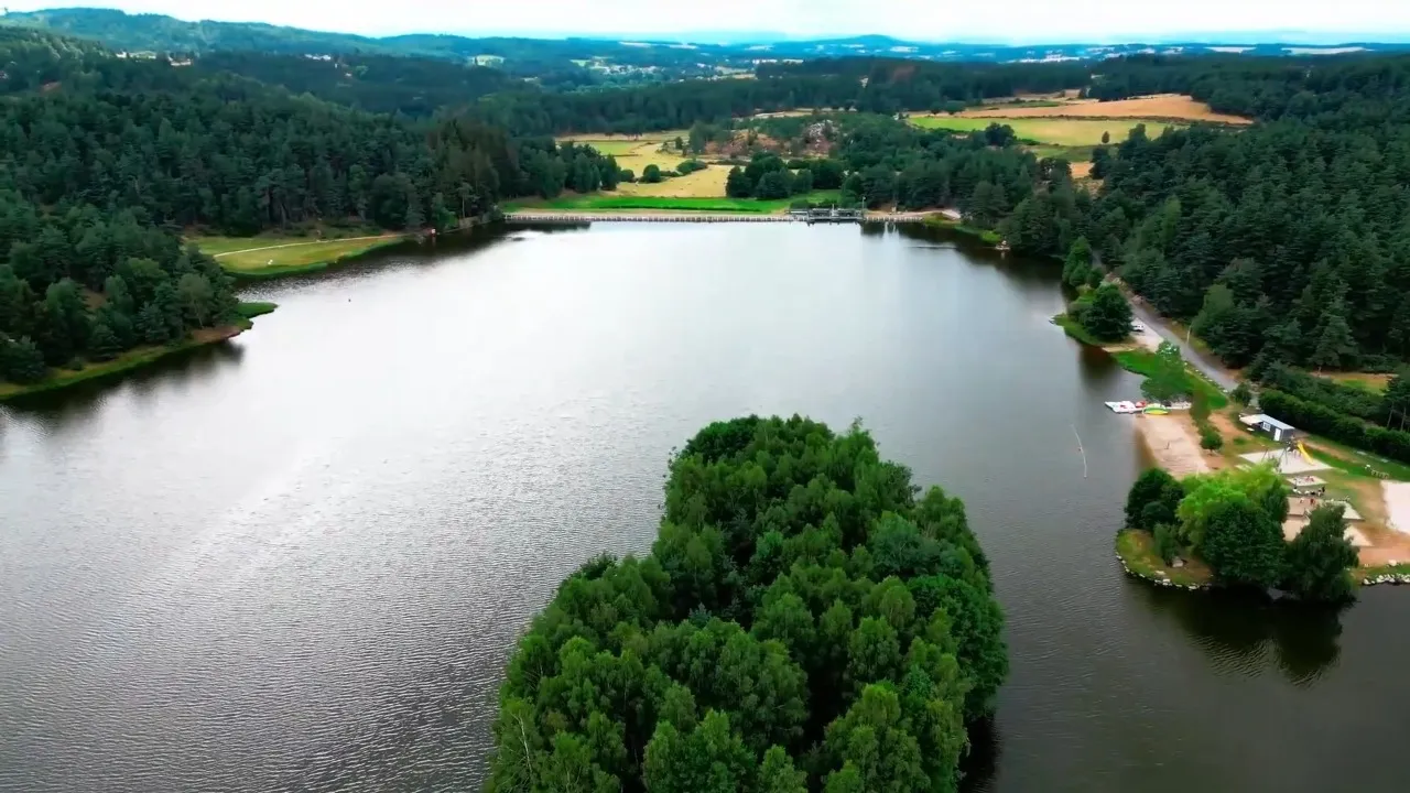 Lac de Ganivet avec île aux pins