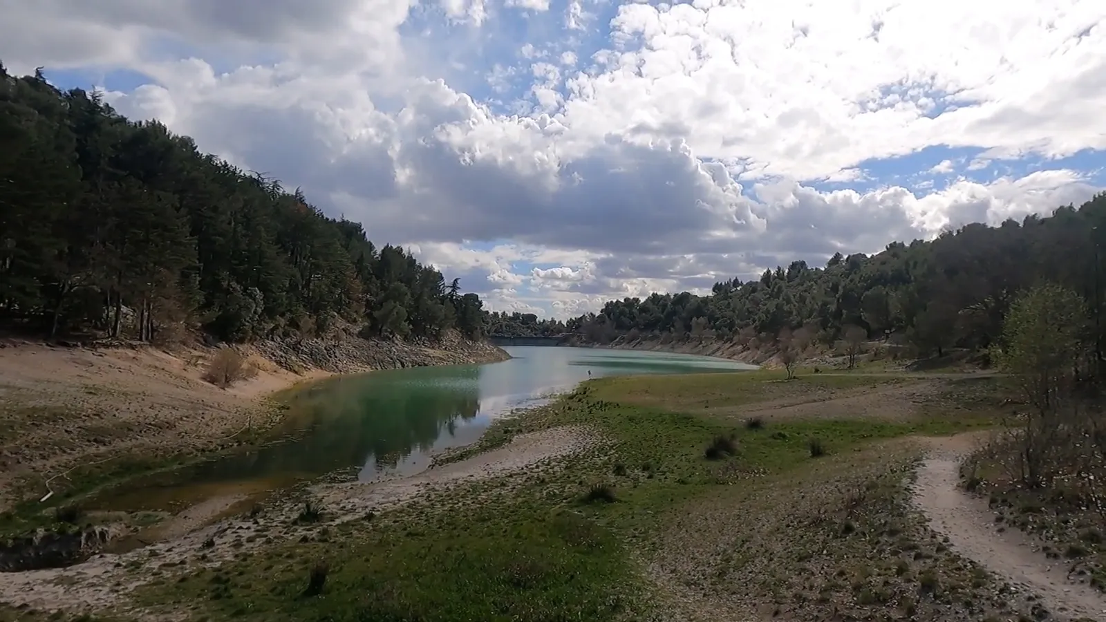 Le lac du Paty à Caromb, ambiance ombragée