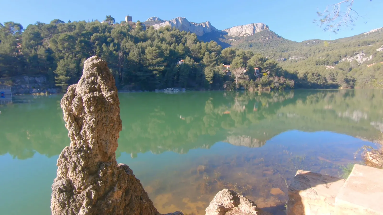 Vue plongeante sur le barrage et le lac du Revest près de Toulon