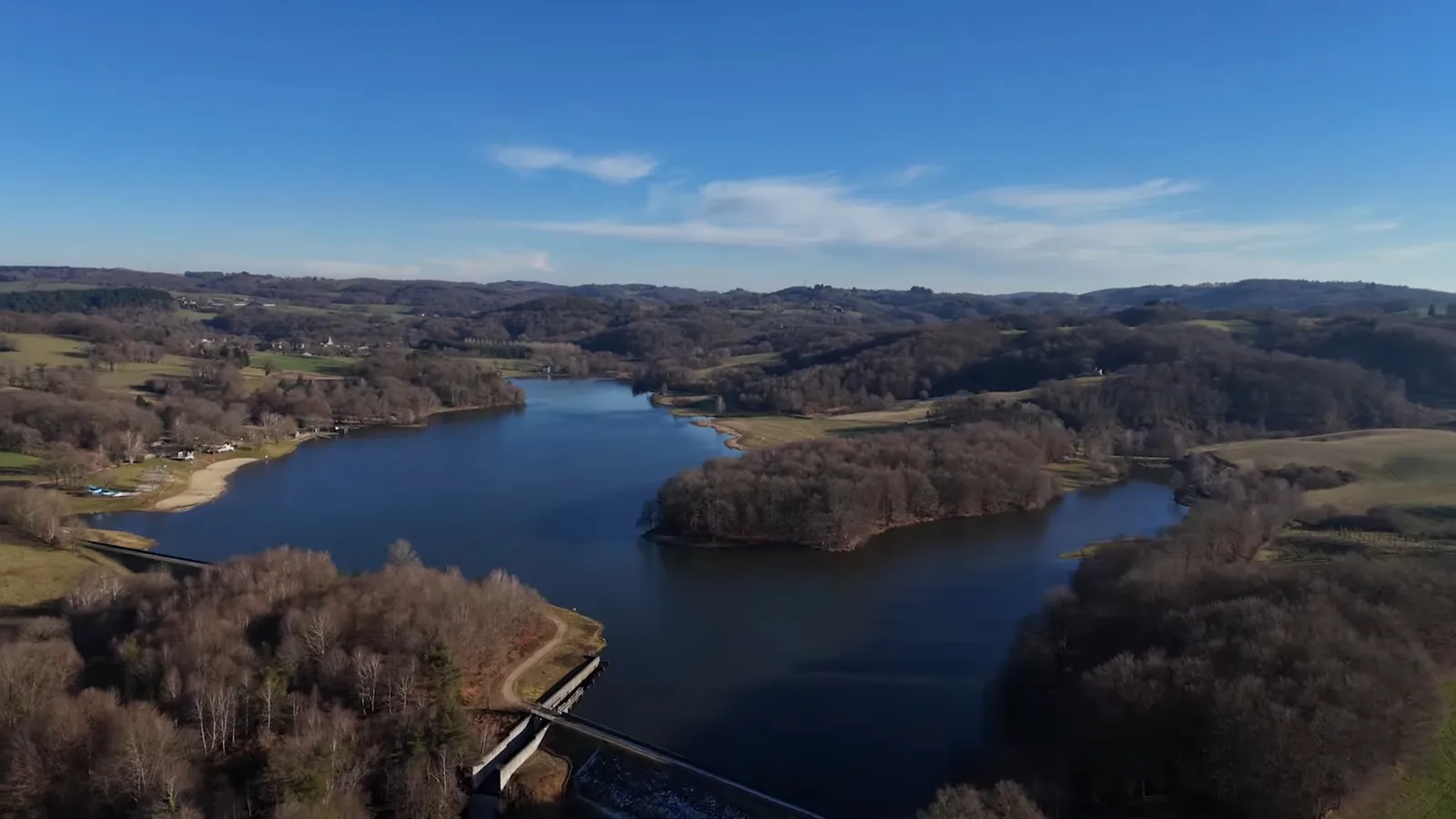 Vue panoramique du Lac du Tolerme avec ses plages et zones boisées
