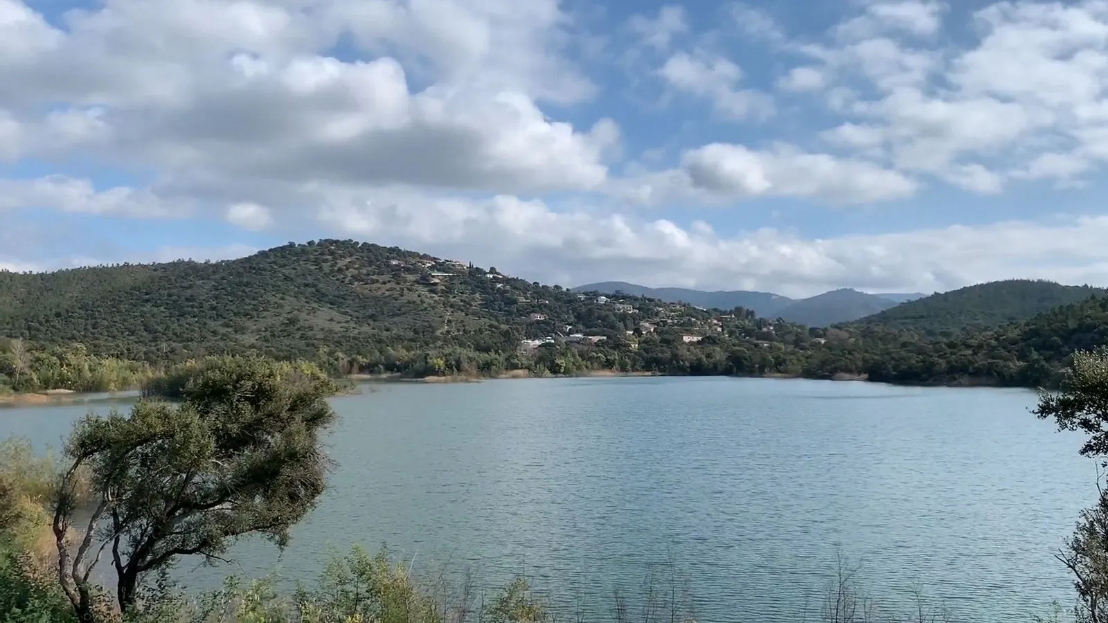 Lac du Trapan dont on peut voir sur les hauteurs la mer Méditerranée en arrière-plan à Bormes-les-Mimosas