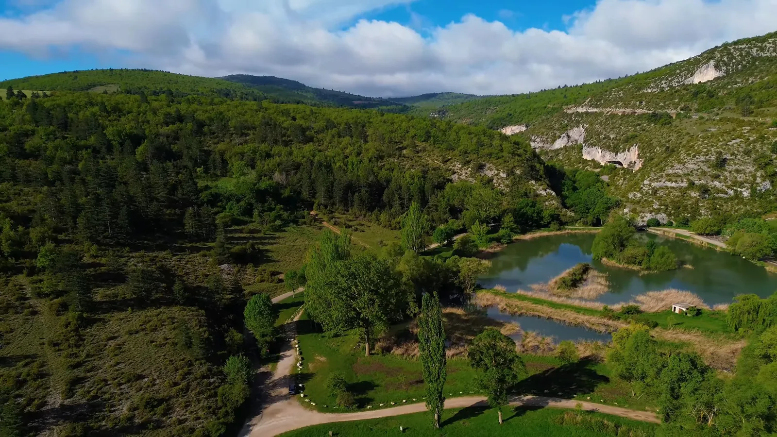 Petit lac de Monieux à l'entrée des Gorges de la Nesque