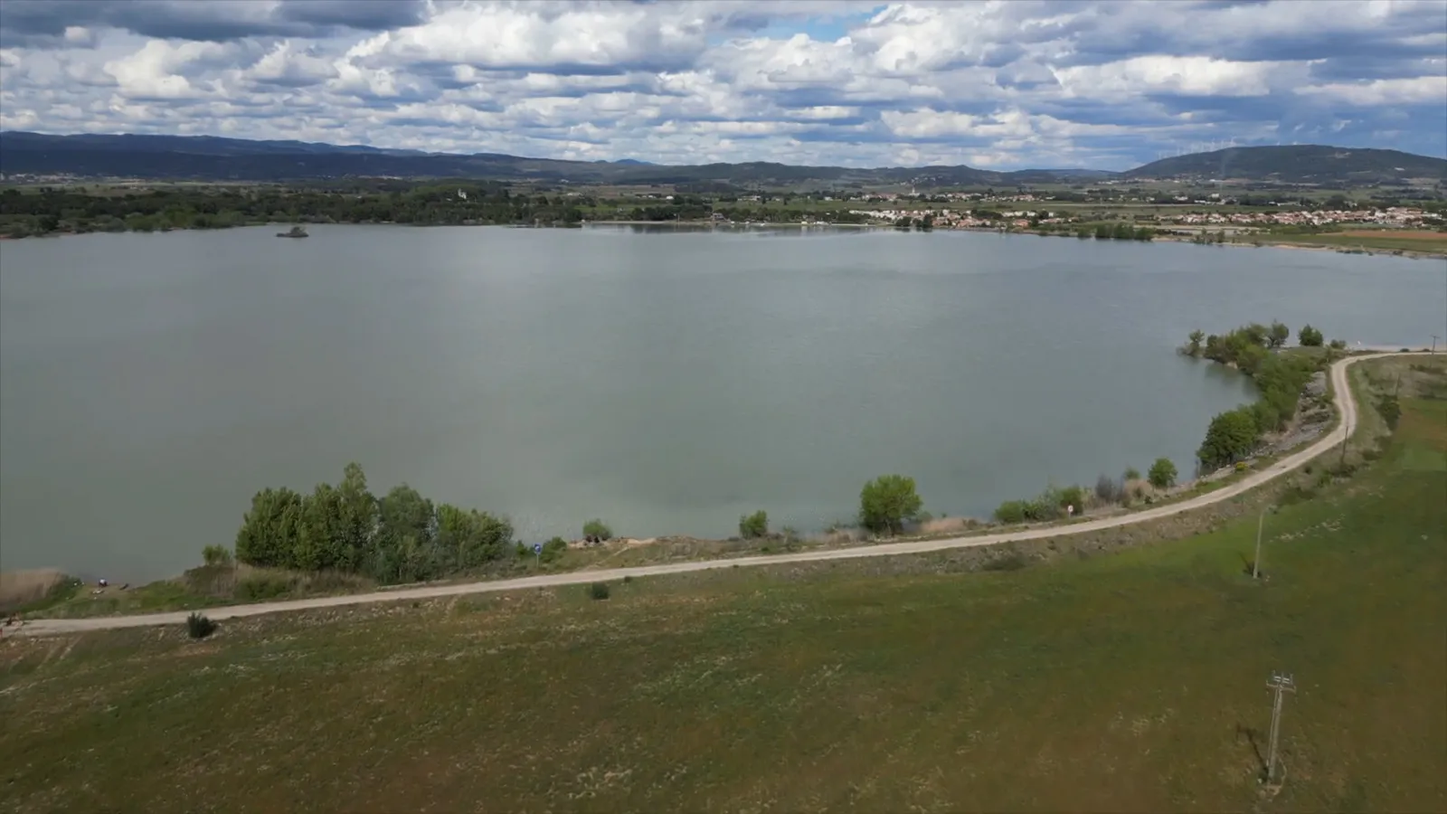 Lac de Jouarres au milieu des vignes du Minervois