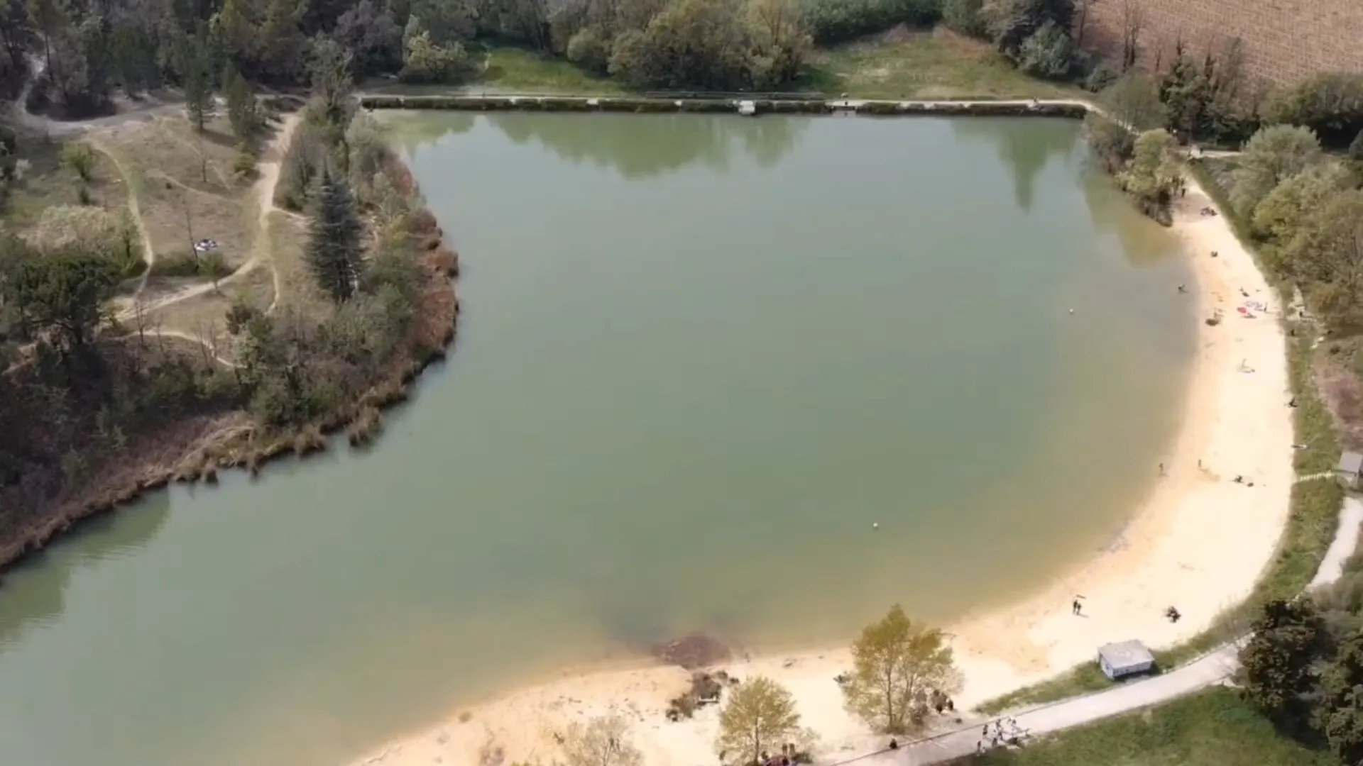 Plage de sable du plan d'eau des Salettes à Mormoiron