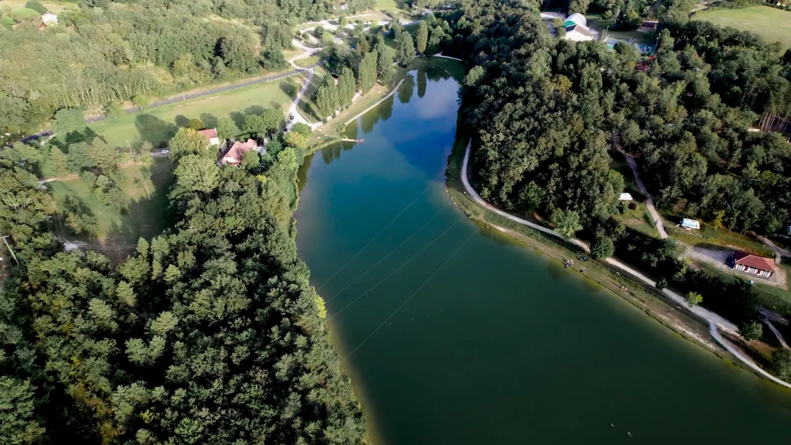 Reflet des arbres en automne sur le plan d'eau Écoute s'il pleut