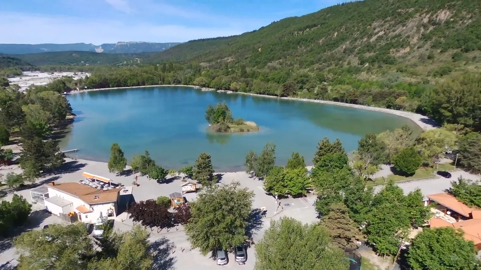 Plan d'eau de Veynes, un havre de paix ombragé