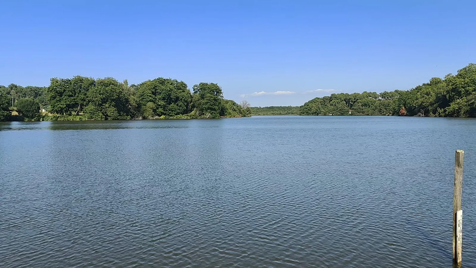 Passerelle en bois traversant l'Etang Noir