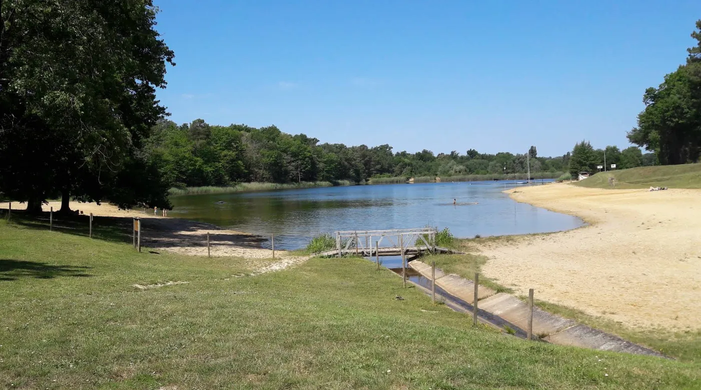 Vue aérienne de l'Étang Vallier et ses chalets