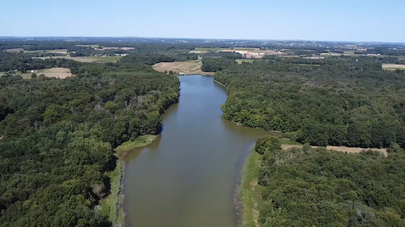 Étang d'Allas-Bocage, nature sauvage et pêche