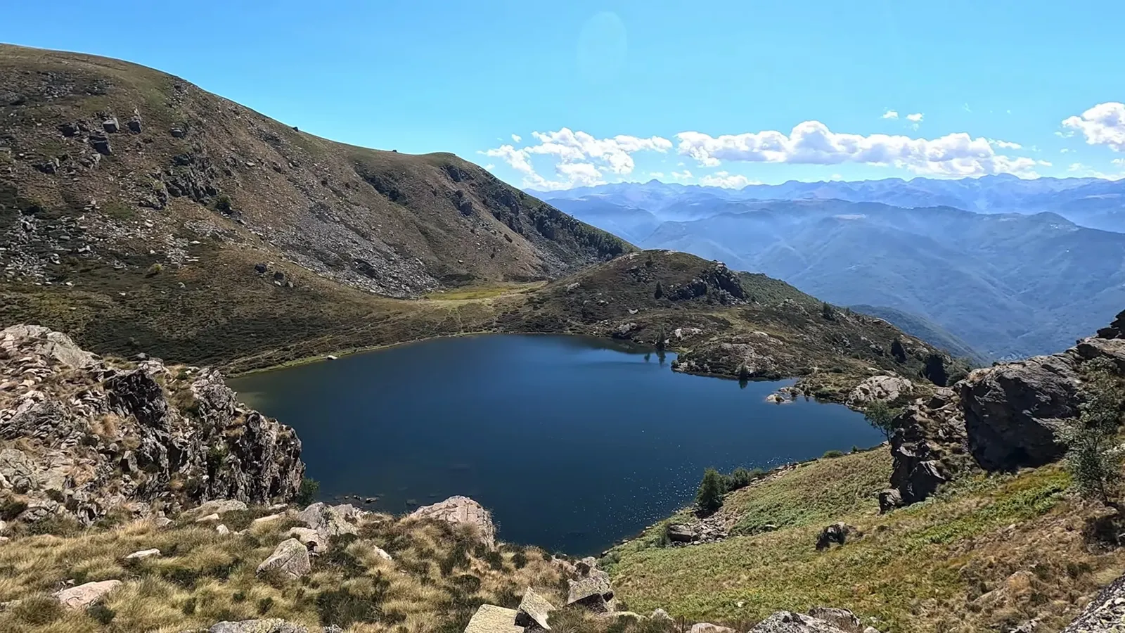 L'étang d'Appy et son panorama ouvert sur la vallée