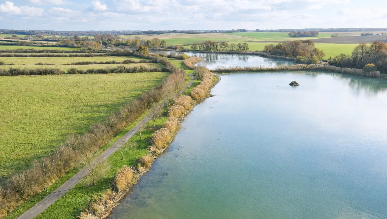 Étang de la Puye rénové avec zones humides