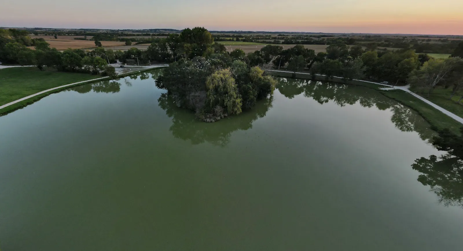 Étang des Rosées à Genouillé avec son carrelet de pêche