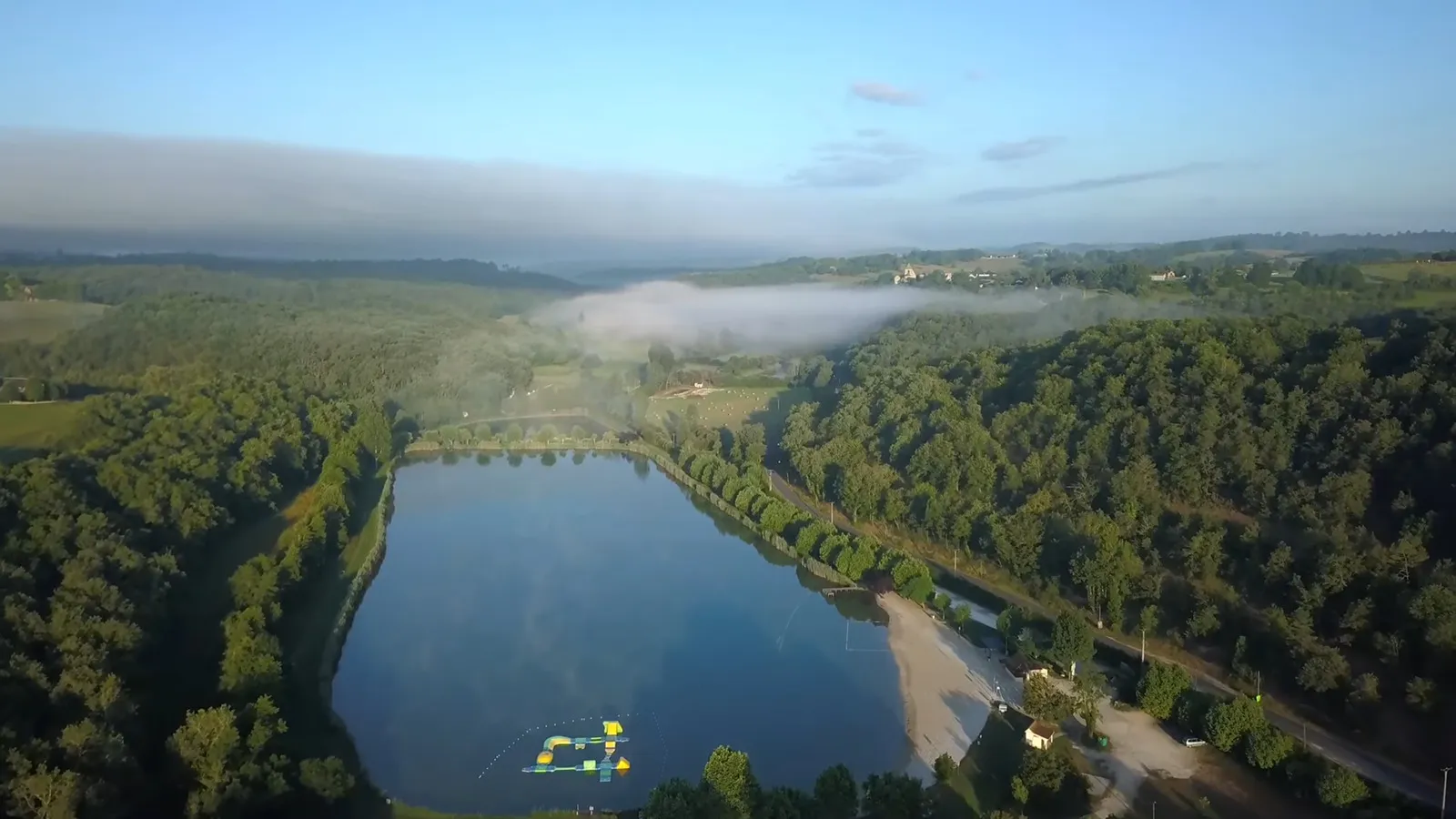 Ponton et eau claire à l'étang de Tamniès