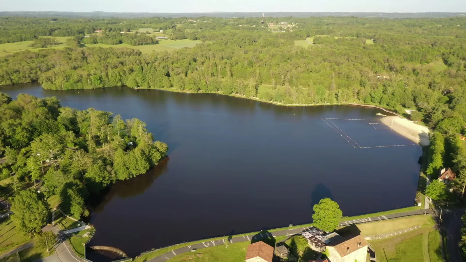 Rochers granitiques au bord de l'étang de Saint-Estèphe