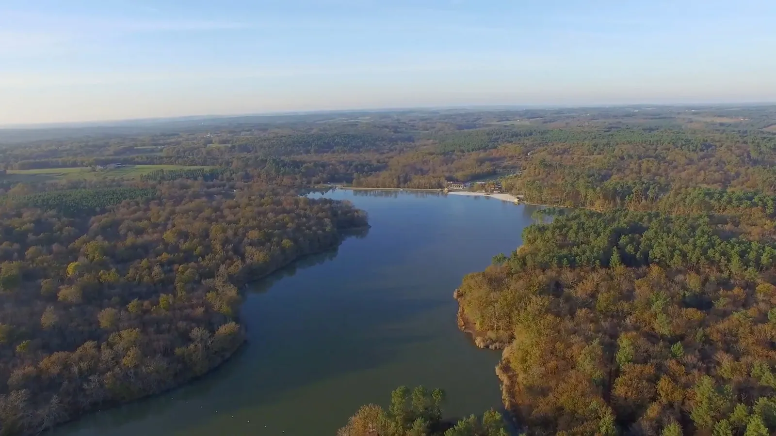 Plage et forêt au Grand Étang de la Jemaye en Dordogne