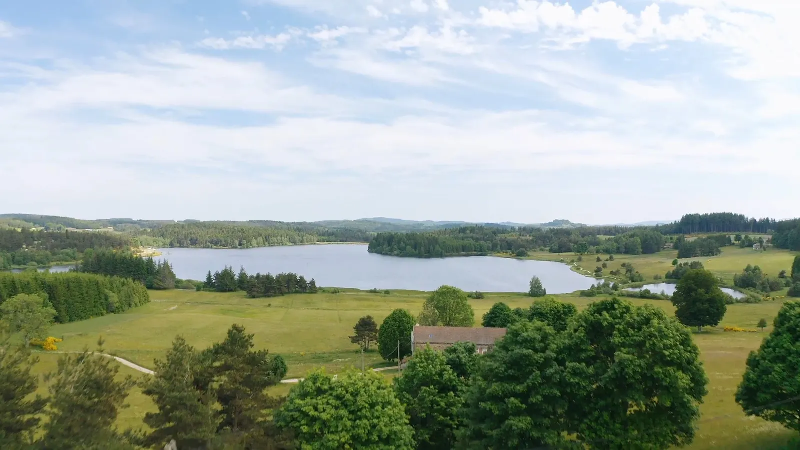 Voile et nautisme sur le Lac de Devesset en Ardèche