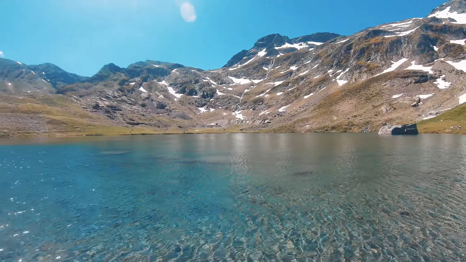 Lac d'Anglas turquoise et vestiges miniers