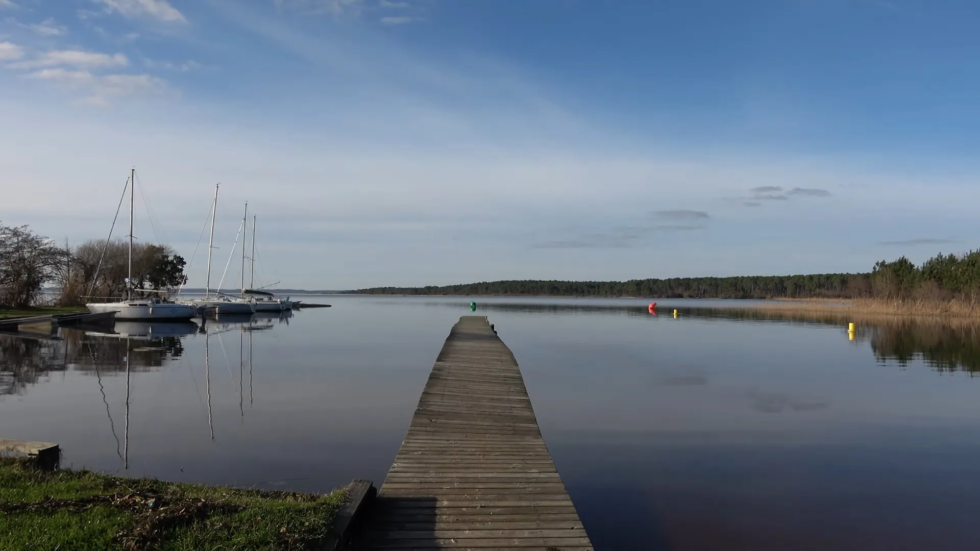 Eau turquoise et transparente du lac de Cazaux