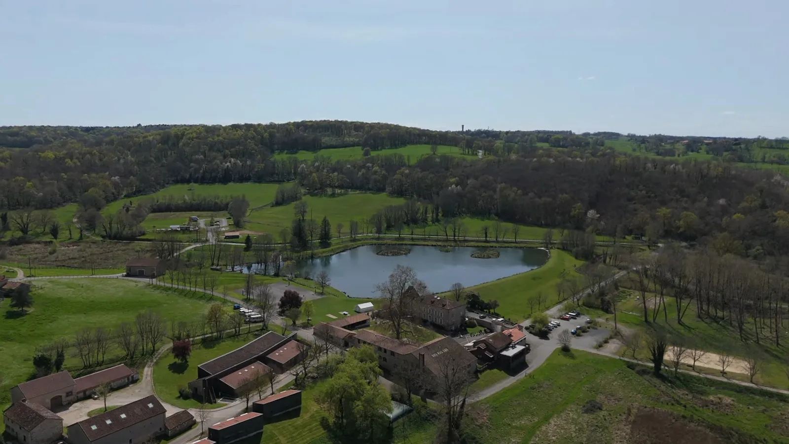 Retenue du Chambon encaissée dans les collines boisées