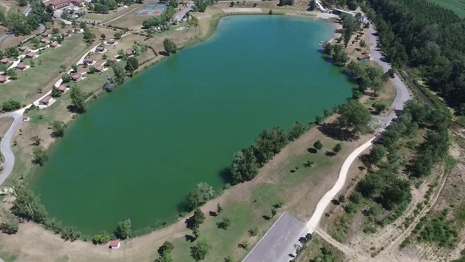 Lac de Champos, toboggans aquatiques et baignade familiale