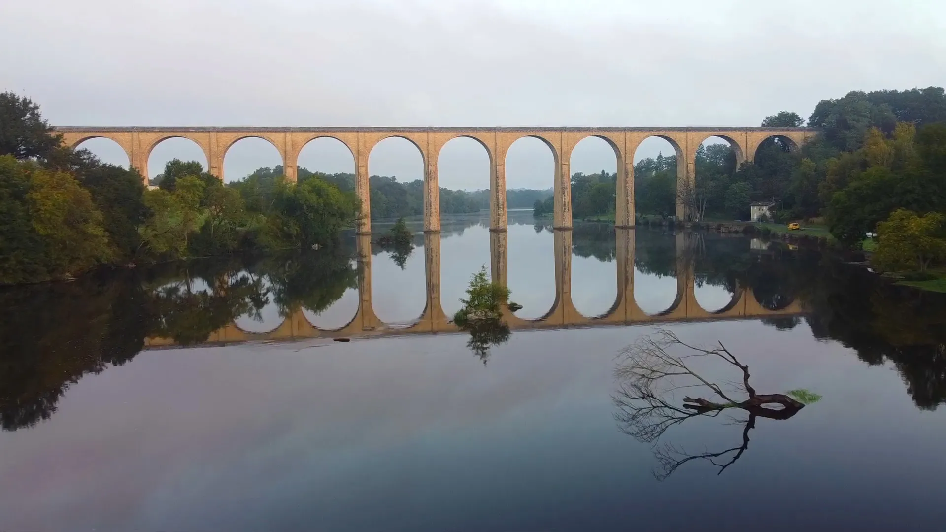 Le viaduc de l'Isle-Jourdain enjambant le lac de Chardes