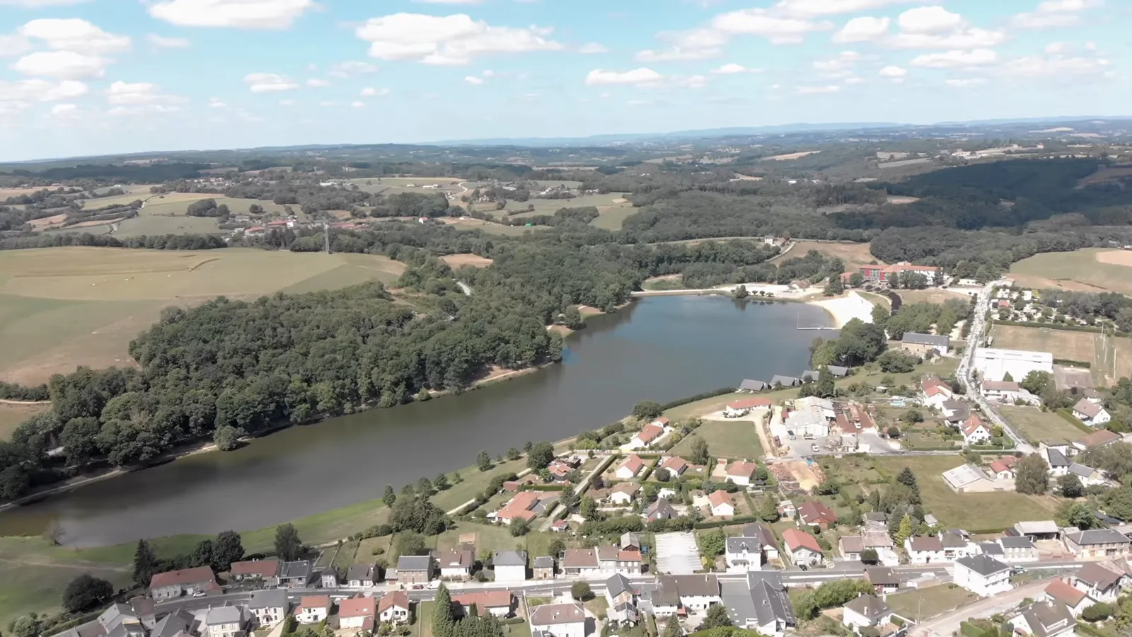 Plan d'eau paisible de Châteauneuf-la-Forêt entouré d'arbres