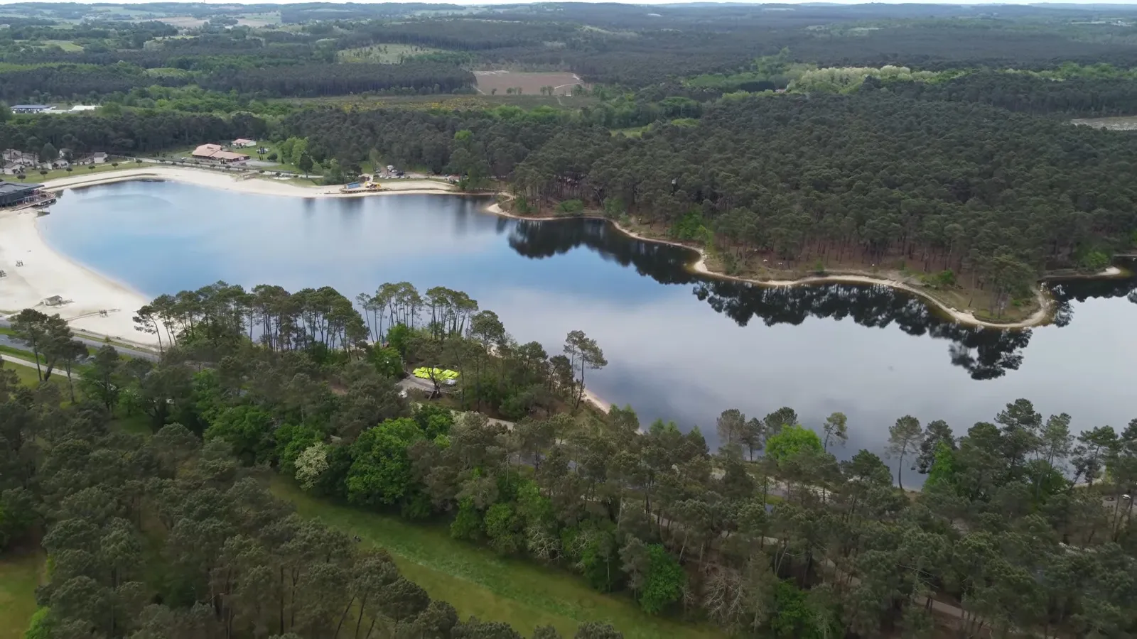 Plage de sable blanc et pinède au Lac de Clarens