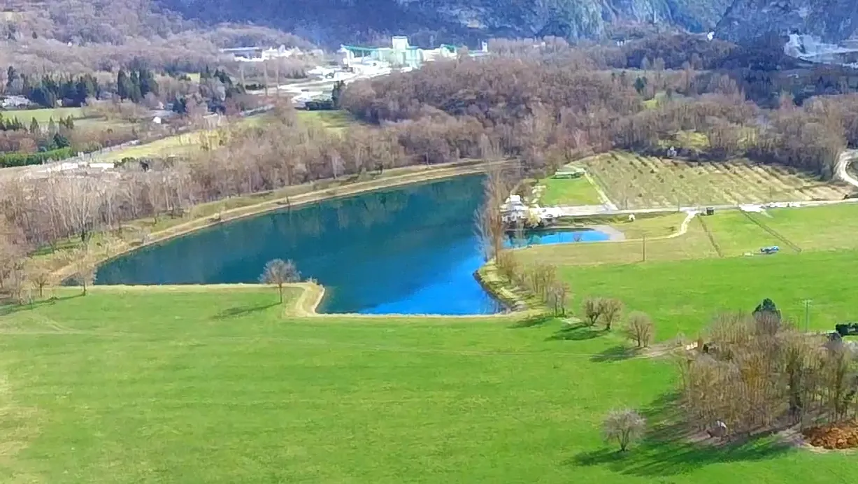 Lac de Géry avec vue sur le Pic du Gar à Saint-Béat
