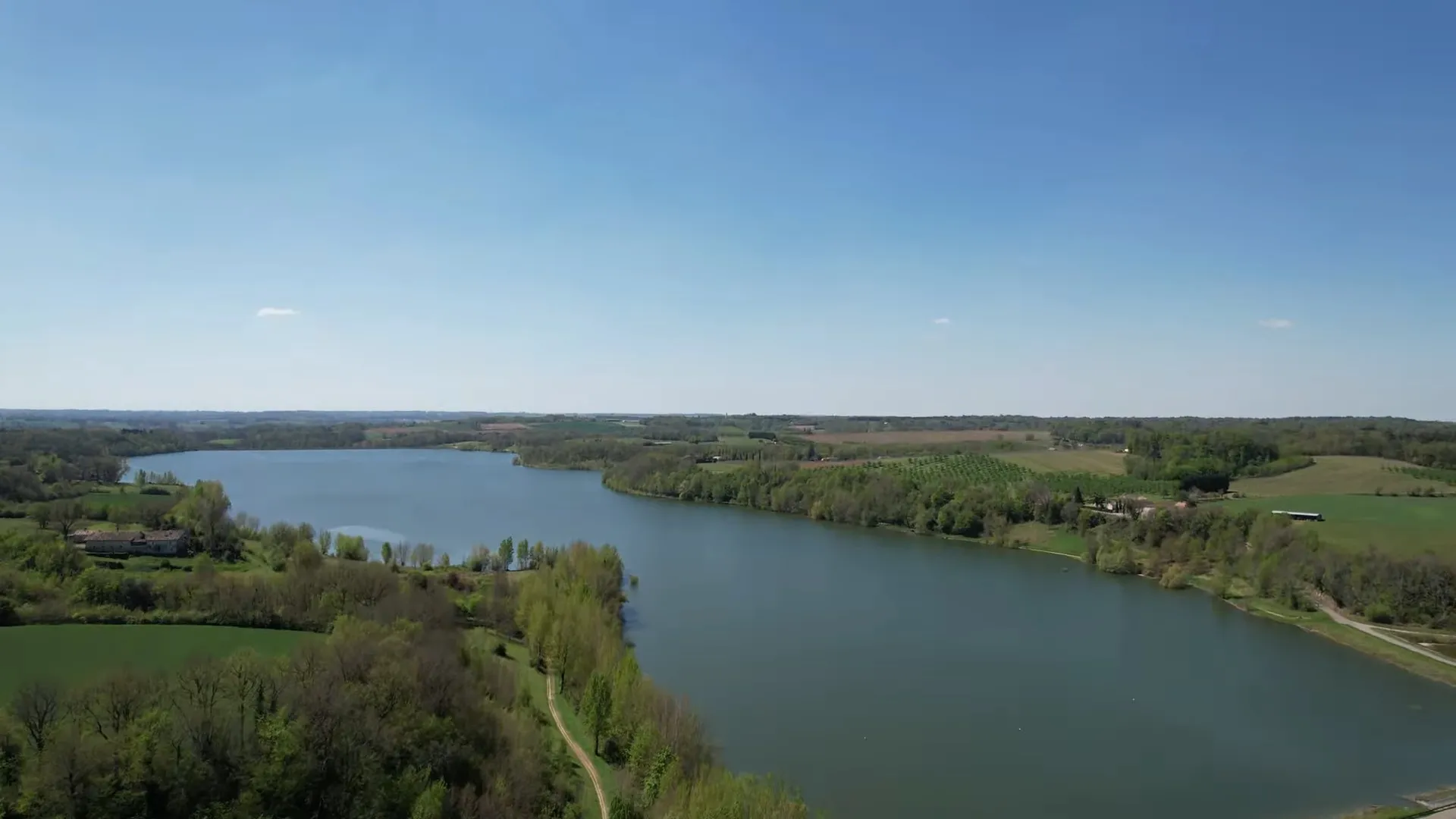 Grand lac de l'Escourou au coucher du soleil
