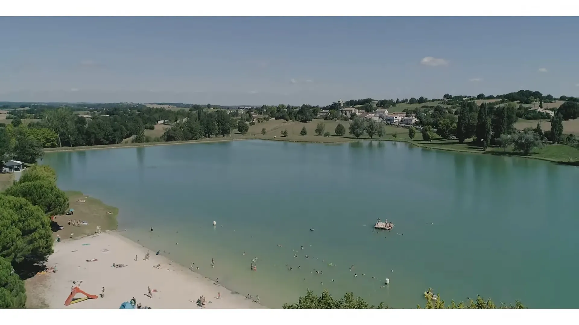 Baignade et toboggans au Lac de Lougratte