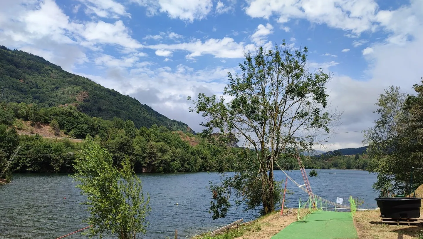 Téléski nautique sur la base de loisirs de Mercus
