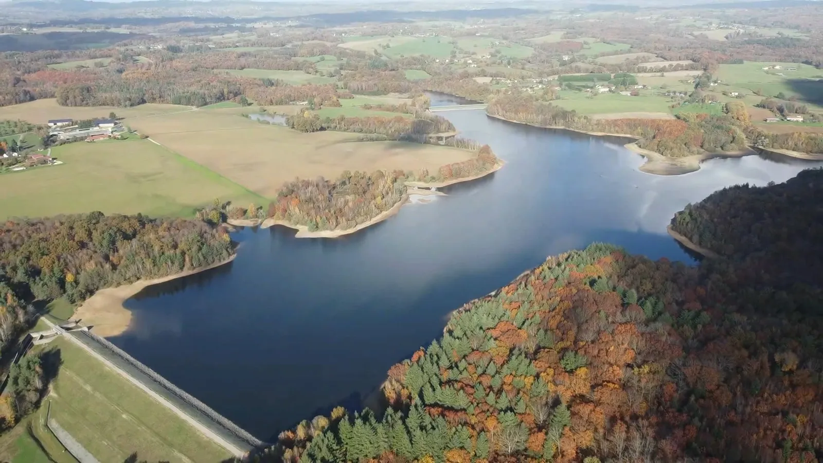 Retenue de Miallet au milieu de la forêt