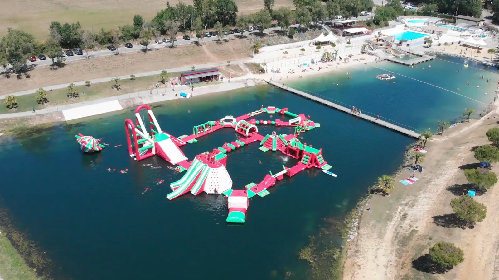 Plage aménagée et toboggans du Lac de Monclar-de-Quercy