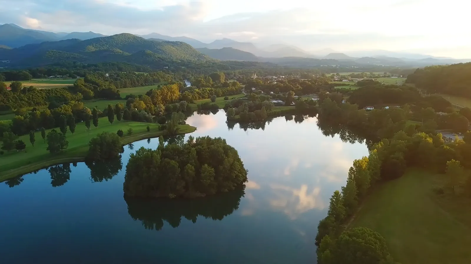 Lac de Montréjeau avec vue sur le Pic du Midi de Bigorre