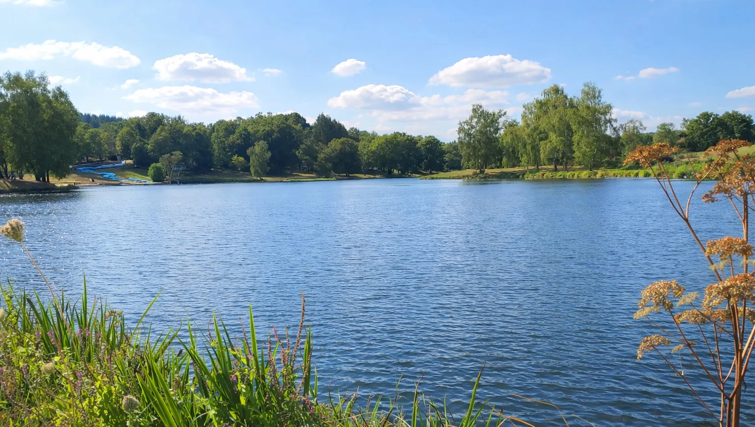 Plage et toboggan aquatique au Lac de Plaisance