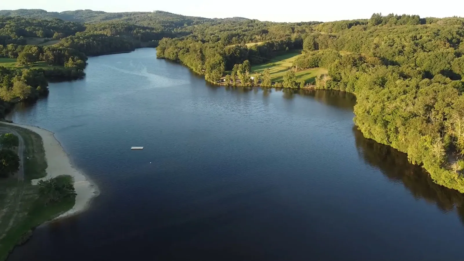 Promenade aménagée autour de l'étang de Sagnat