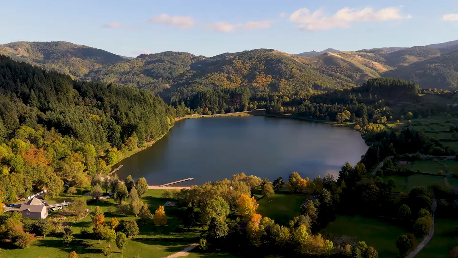 Lac de Saint-Martial et son village en amphithéâtre