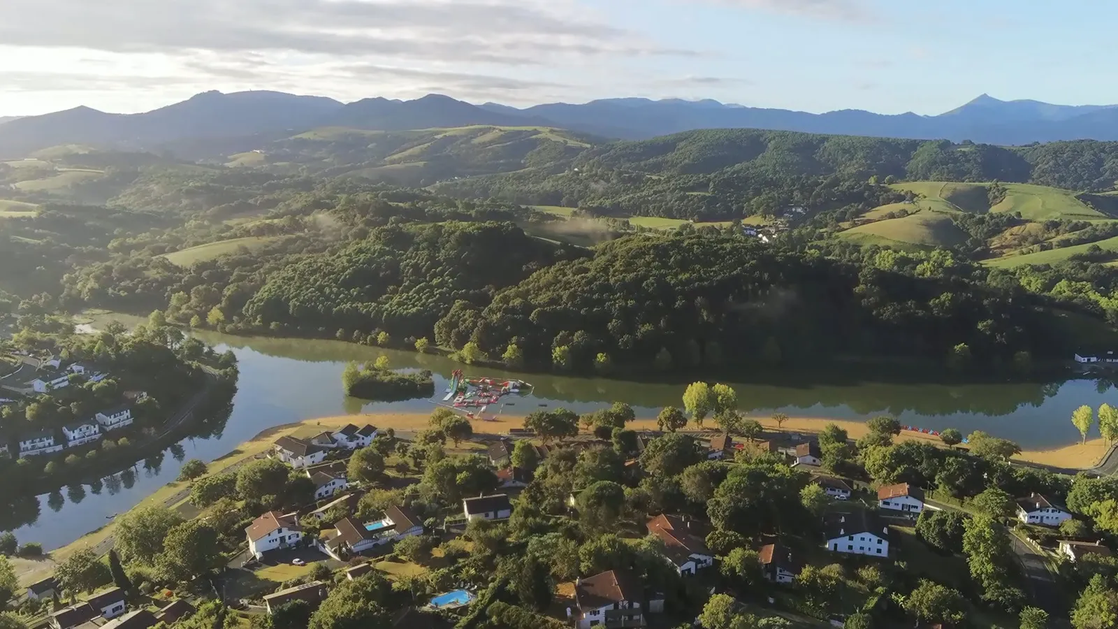 Plage de sable fin et baignade au Lac de Saint-Pée-sur-Nivelle